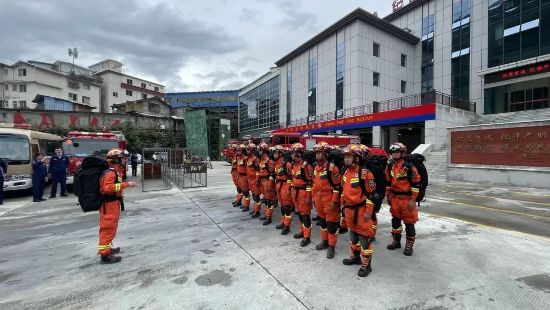 【人民日?qǐng)?bào)】余震不斷，救援力量緊急集結(jié)趕赴震區(qū)