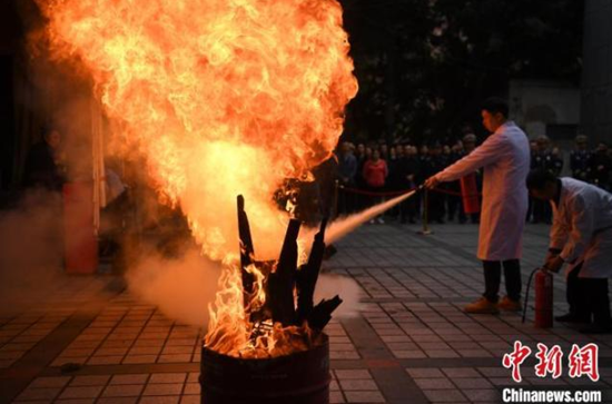 “119消防宣傳月”?重慶民眾學(xué)習(xí)火災(zāi)逃生自救