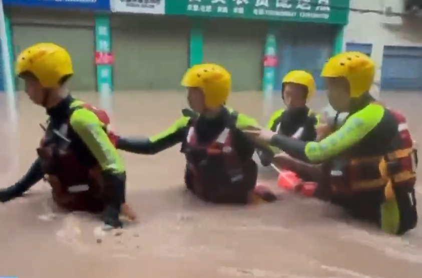 【新聞直播間】重慶萬(wàn)州降雨引發(fā)洪澇 消防緊急救援