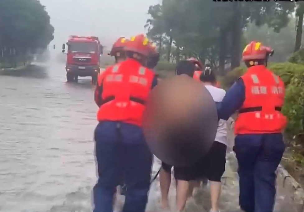 【新聞直播間】“杜蘇芮”登陸強風(fēng)暴雨致道路被淹 消防緊急處置