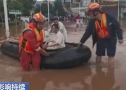 【新聞直播間】降雨影響持續(xù) 平江消防爭分奪秒營救疏散被困群眾