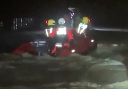 【新聞直播間】海南屯昌道路積水阻礙病人就醫(yī) 消防幫忙轉(zhuǎn)運