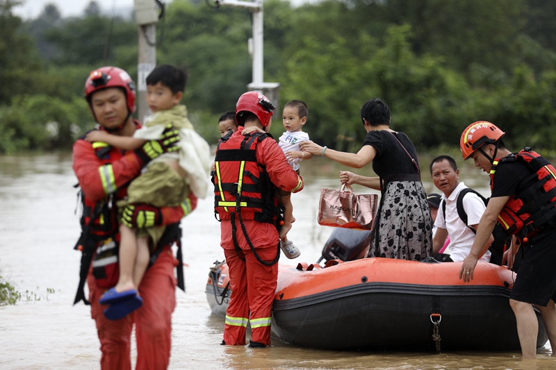 【新華社】湖南多地遭遇強降雨 全力轉(zhuǎn)移受災(zāi)群眾