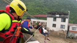 【中國之聲】翻山搭橋！救援人員轉移四川平武暴雨受困群眾