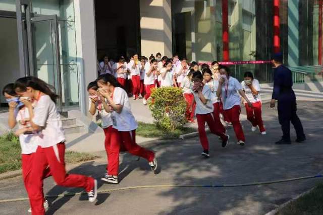 遭遇火災(zāi)，如何及時逃離險境？保定消防進(jìn)校園，教火災(zāi)你如何逃生自救